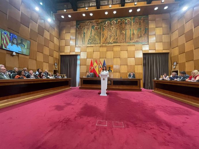 La alcaldesa de Zaragoza, Natalia Chueca, en el salón de plenos durante el Debate del estado de la ciudad