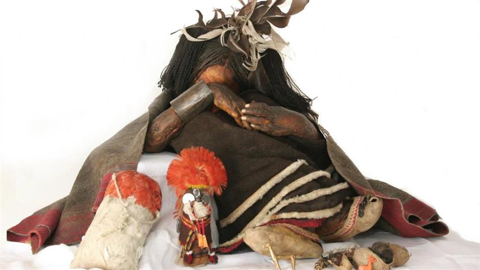 Niño del Cerro El Plomo y su ajuar funerario. Crédito: