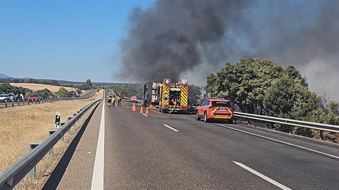 Un vehículo artículado sale ardiendo al chocar con un turismo cerca de Guareña