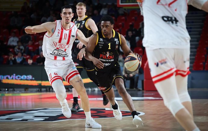 Archivo - Yordan Minchev (izq.), durante un partido.