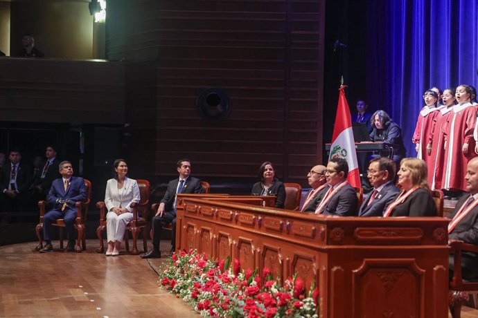 Acto de entrega de las credenciales de presidenta electa de Perú a Keiko Fujimori