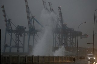 Valparaiso, 9 de julio de 2022   Paseantes son fotografiados bajo la lluvia que afecta a la V region.   Andres Pina/Aton Chile