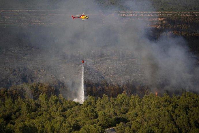 Helicóptero bombardero trabaja en las tareas de extinción del incendio en Pla de Manlleu, a 8 de julio de 2026, en Pla de Manlleu, Aiguamurcia, Tarragona, Catalunya (España).