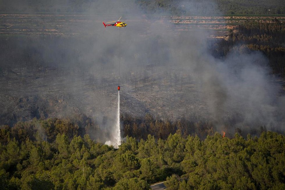 Helicóptero bombardero trabaja en las tareas de extinción del incendio en Pla de Manlleu, a 8 de julio de 2026, en Pla de Manlleu, Aiguamurcia, Tarragona, Catalunya (España).