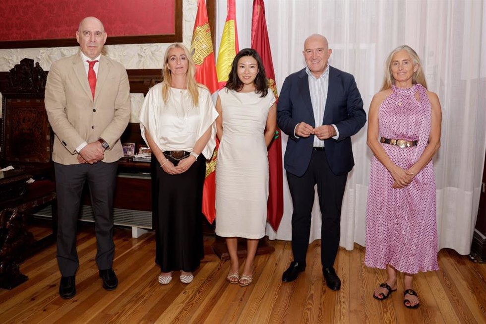 El Alcalde De Valladolid, Jesús Julio Carnero, Se Ha Reunido Este Miércoles Con El Viceconsejero De Economía Y Competitividad De La Junta, Carlos Martín Tobalina, Y Una Delegación De La Empresa China Gotion