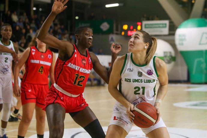 Archivo - Alisia Jenkins (izq.), durante un partido.