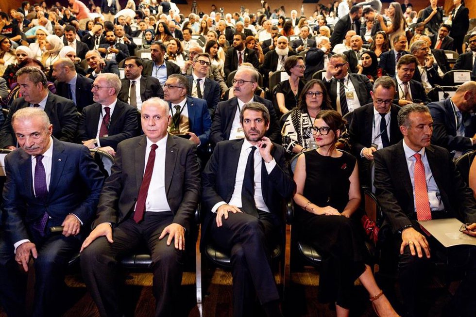 El ministro de Cultura de Palestina, Emad Hamdan (c-i); el ministro de Cultura de España, Ernest Urtasun (c), y la ministra de Juventud e Infancia, Sira Rego (c-d); durante la inauguración de la Conferencia Ministerial por la Cultura Palestina, en el Muse