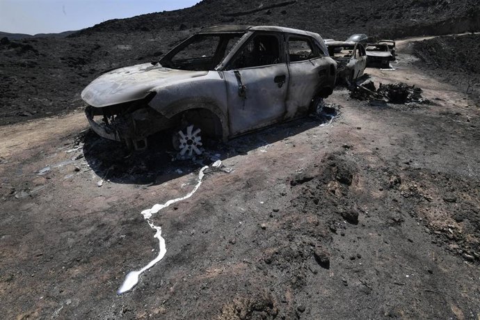 Varios vehículos calcinados en el incendio forestal en Los Gallardos (Almería). Archivo.