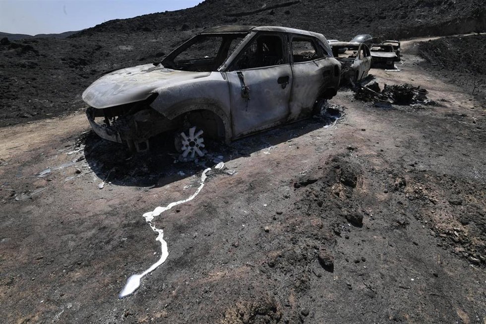 Varios vehículos calcinados en el incendio forestal en Los Gallardos (Almería). Archivo.