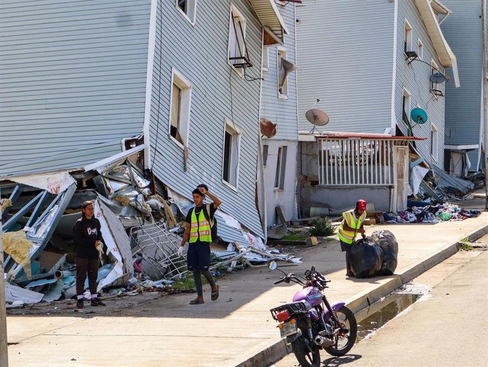 Excavadoras y personal de obras públicas llevan a cabo operaciones de demolición y retirada de escombros en Playa Grande, una de las zonas más afectadas por el terremoto de Venezuela