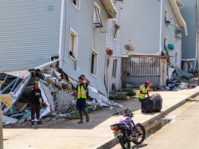 Excavadoras y personal de obras públicas llevan a cabo operaciones de demolición y retirada de escombros en Playa Grande, una de las zonas más afectadas por el terremoto de Venezuela