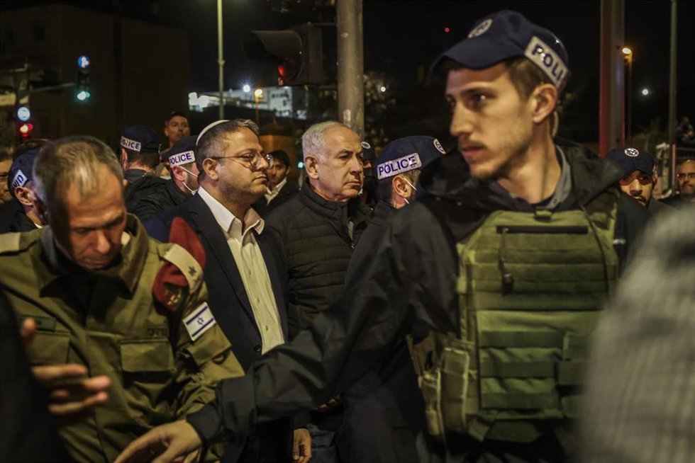 Archivo - El primer ministro de Israel, Benjamin Netanyahu (derecha), camina por Jerusalén rodeado de personal militar y junto al ministro de Seguridad Nacional, el ultraderechista Itamar Ben Gvir