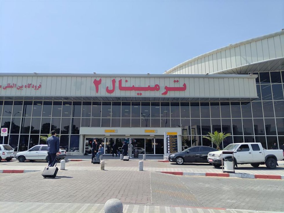 Archivo - Viajeros y vehículos en la entrada de la terminal del Aeropuerto Internacional de Mehrabad, en Teherán, Irán