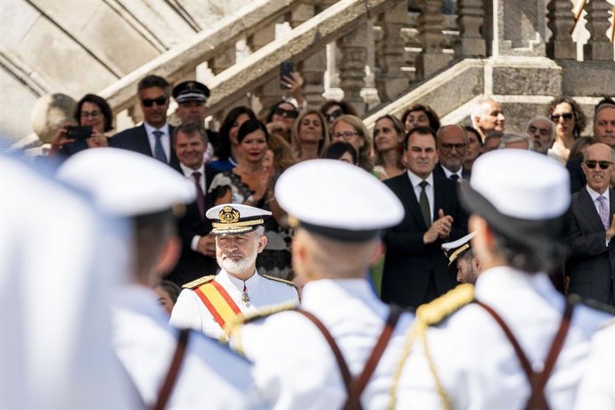 Archivo - El Rey Felipe VI durante la el juramento o promesa ante la Bandera y el acto de entrega de Reales Despachos y nombramientos a los nuevos oficiales de la Armada, en la Escuela Naval de Marín, a 16 de julio de 2025, en Marín, Pontevedra, Galicia (