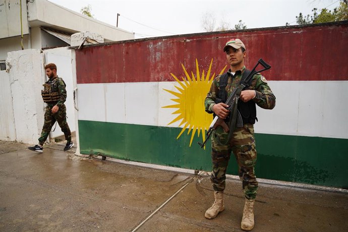 Archivo - March 14, 2026, Erbil, Iraq: A Kurdish fighter, a member of the Khabat Organization of Iranian Kurdistan (Sazmani Khabat), stands guard at the entrance of their base near Erbil, the capital of the Kurdistan Region of Iraq, following an Iranian d