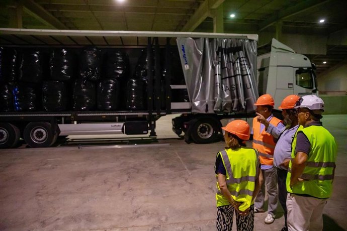 Pedro Bestard, entre otras autoridades, supervisando el traslado de residuos de Eivissa a Mallorca