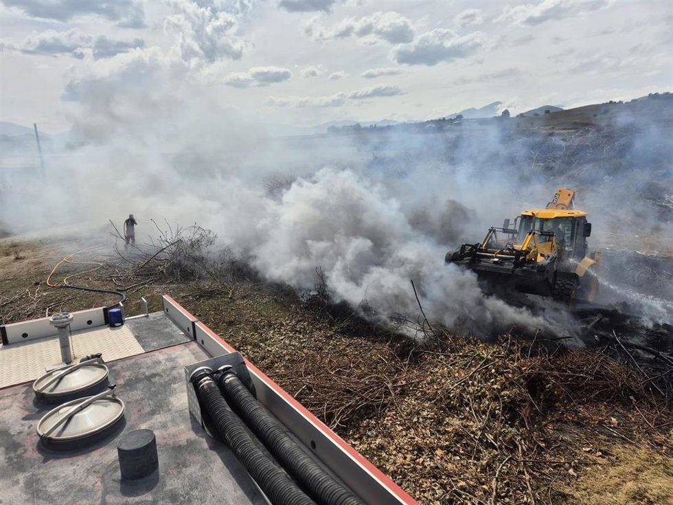 Imagen de las labores de extinción del incendio de vegetación en Reinosa