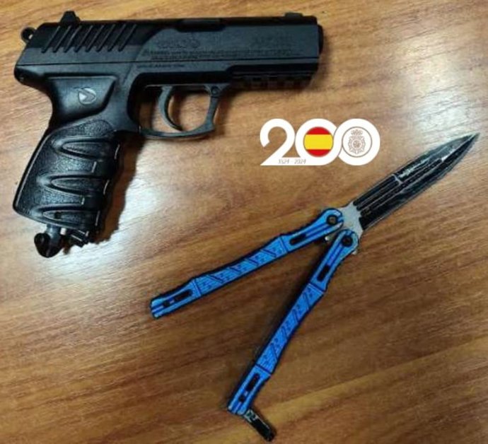 Pistola y navaja intervenida al detenido,