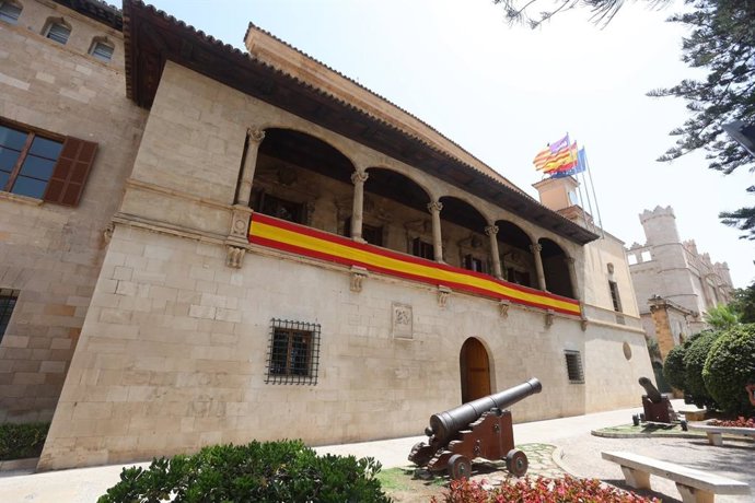 Imagen del Consolat de Mar con la bandera española