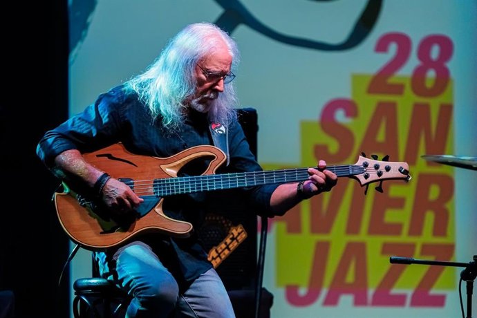 El bajista catalán Carles Benavent recibe el premio del XXVIII Festival Internacional de Jazz de San Javier