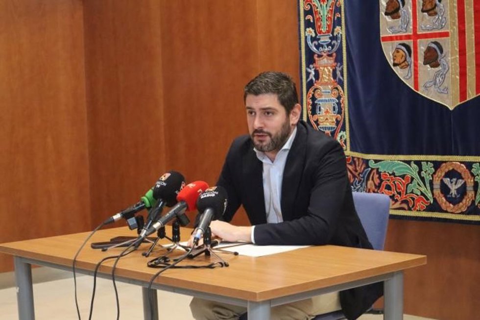 El vicepresidente y consejero de Desregulación, Bienestar Social y Familia, Alejandro Nolasco, durante la rueda de prensa este jueves en Teruel.