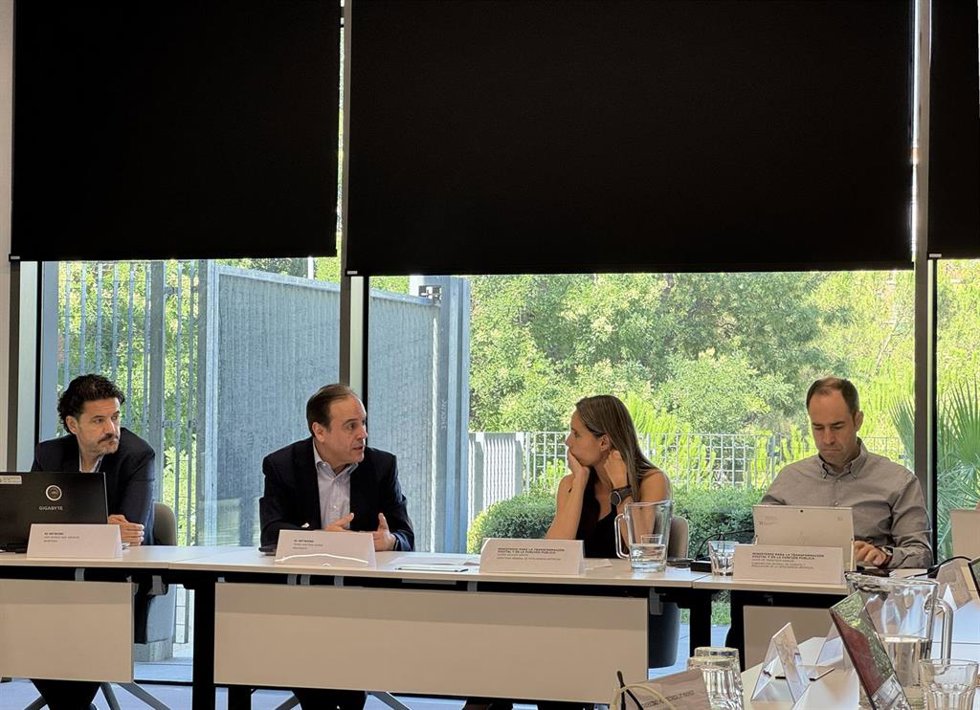 El presidente de AI-Network, Tomás Martínez, y la directora general de Inteligencia Artificial, Aleida Alcaide, en la III Mesa Público-Privada sobre el Estado de la IA en España