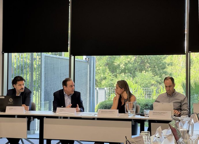 O presidente da AI-Network, Tomás Martínez, e a diretora-geral de Inteligência Artificial, Aleida Alcaide, na III Mesa Redonda Público-Privada sobre a Situação da IA na Espanha