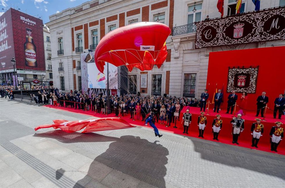 Archivo - Un paracaidista del grupo PAPEO del Ejército del Aire y del Espacio durante el acto cívico militar con motivo del Día de la Comunidad de Madrid en la Puerta del Sol, a 2 de mayo de 2024, en Madrid (España).