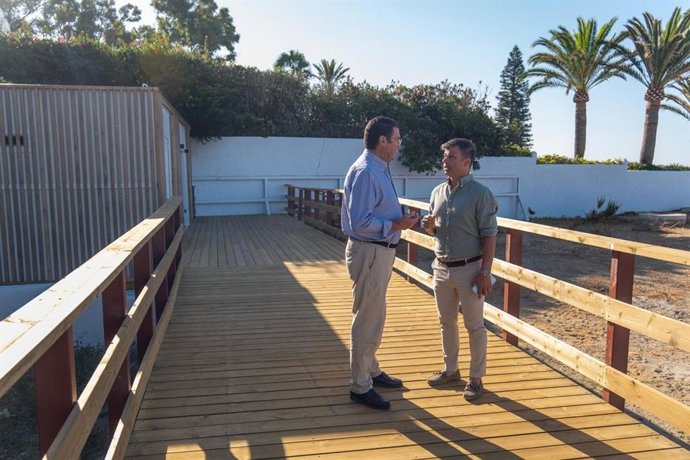 Completado el tramo de la senda litoral en Bahía Marbella con la colocación de una pasarela de 30 metros