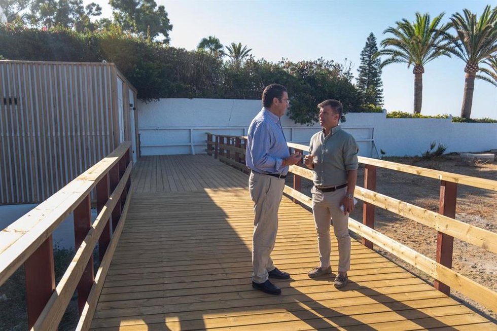 Completado el tramo de la senda litoral en Bahía Marbella con la colocación de una pasarela de 30 metros