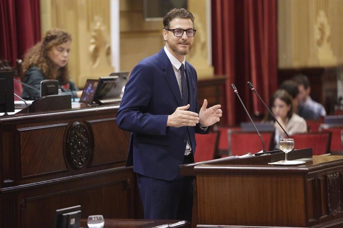 Archivo - El portavoz del PP en el Parlament balear, Sebastià Sagreras, durante la segunda jornada del Debate de Política General, en el Parlament balear, a 8 de octubre de 2025, en Palma de Mallorca, Mallorca, Baleares (España).