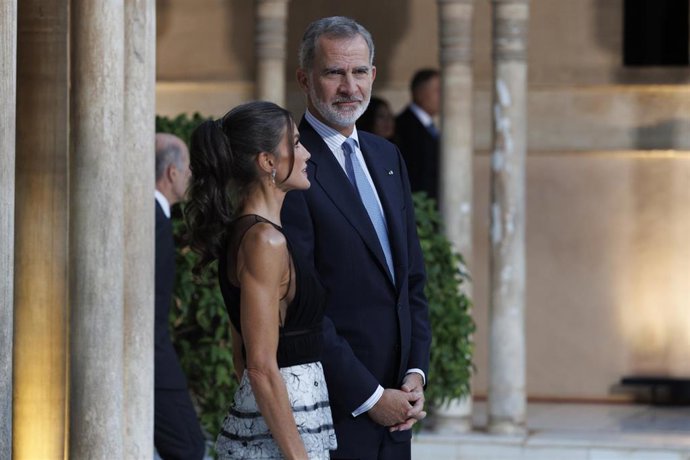 Archivo - Don Felipe IV y Doña LetIzia, antes de la cena oficial la III Cumbre de la Comunidad Política Europea (CPE) que se celebró en la Alhambra en octubre de 2023, en Granada.