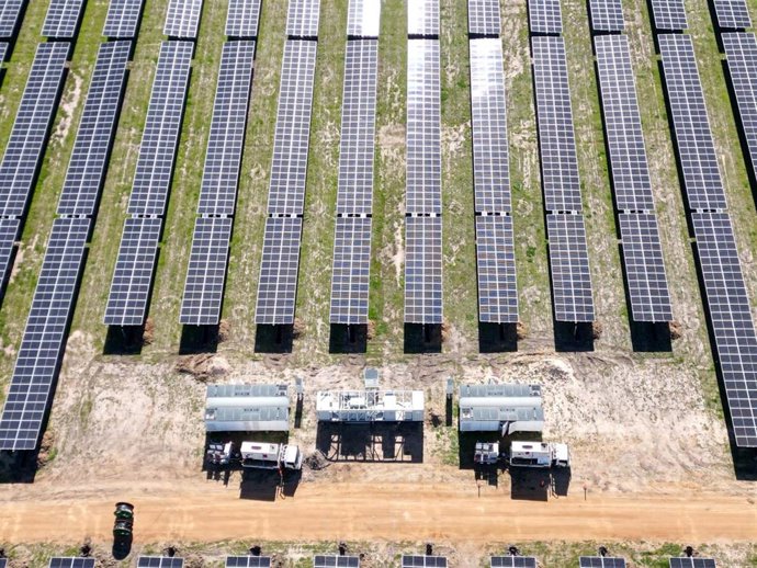 Naturgy invierte 300 millones en un 'megaproyecto' híbrido de energía solar y baterias en Australia