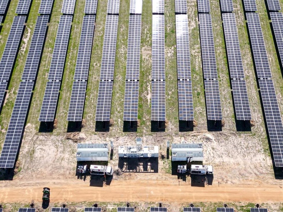 Naturgy invierte 300 millones en un 'megaproyecto' híbrido de energía solar y baterias en Australia