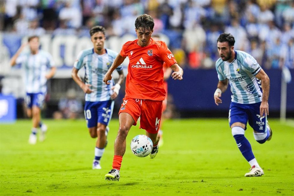 Archivo - El centrocampista español Mikel Rodriguez disputando el partido Málaga - Real Sociedad B de LaLiga Hypermotion.