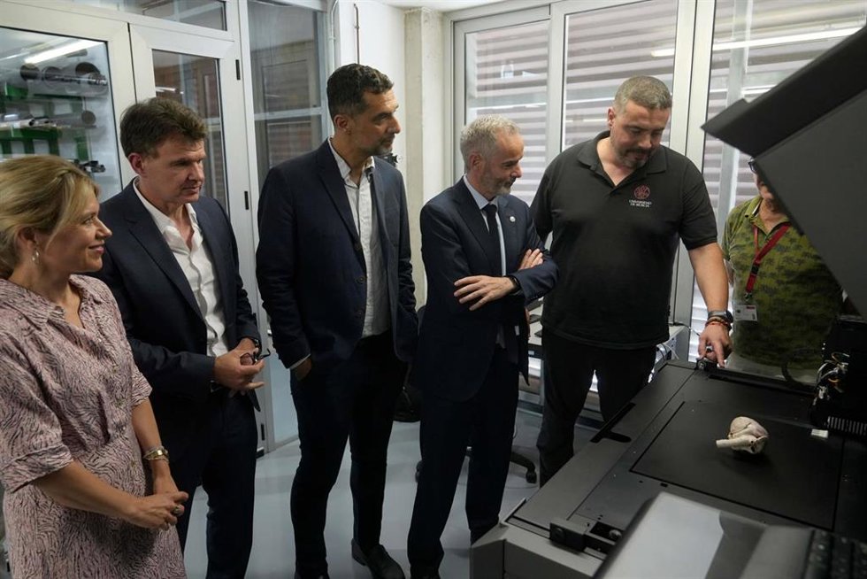 El rector, Samuel Baixauli, atiende a la explicación del funcionamiento de la nueva adquisición del ACTI