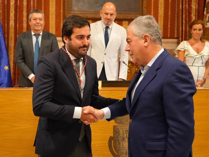 El nuevo concjeal de Vox, Javier Navarro, durante su toma de posesión en el Ayuntamiento de Sevilla