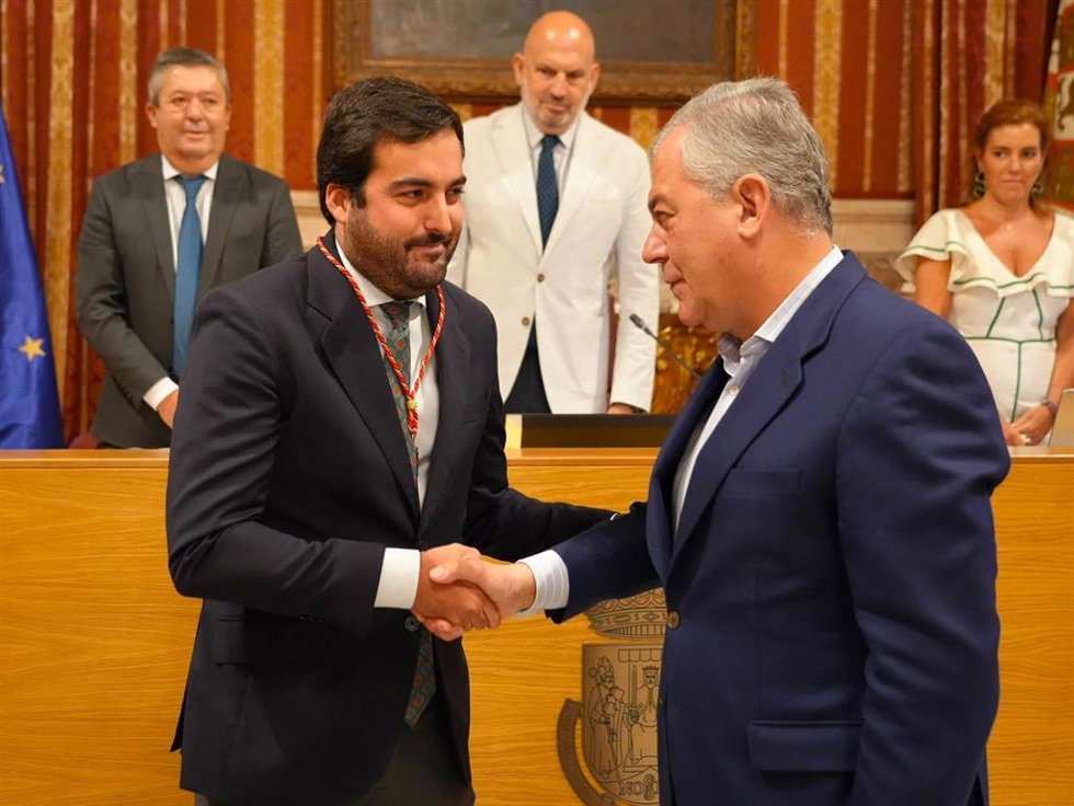El nuevo concjeal de Vox, Javier Navarro, durante su toma de posesión en el Ayuntamiento de Sevilla
