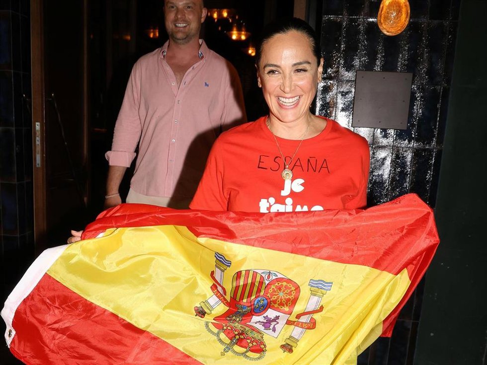Tamara Falcó, con una bandera de España tras la victoria de la Selección frente a Francia en las semifinales del Mundial 2026