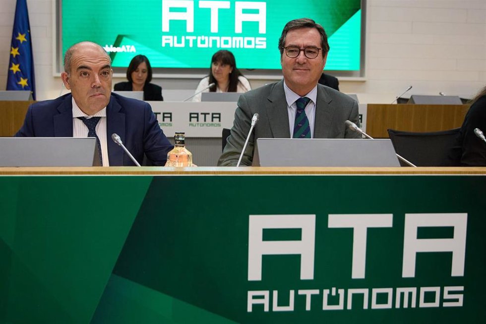 Archivo - El presidente de ATA y vicepresidente de CEOE, Lorenzo Amor, y el presidente de CEOE, Antonio Garamendi.
