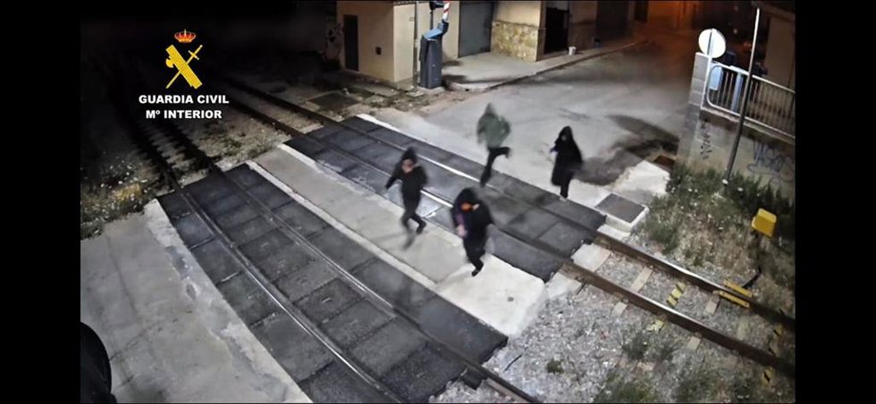 Fotograma de una cámara de seguridad que muestra a los acusados de vandalizar inmobiliarias en Santa Maria.