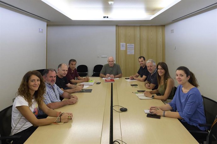 El consejero Aierdi y los directores generales Gil y Goñi junto a representantes de las organizaciones agrarias.