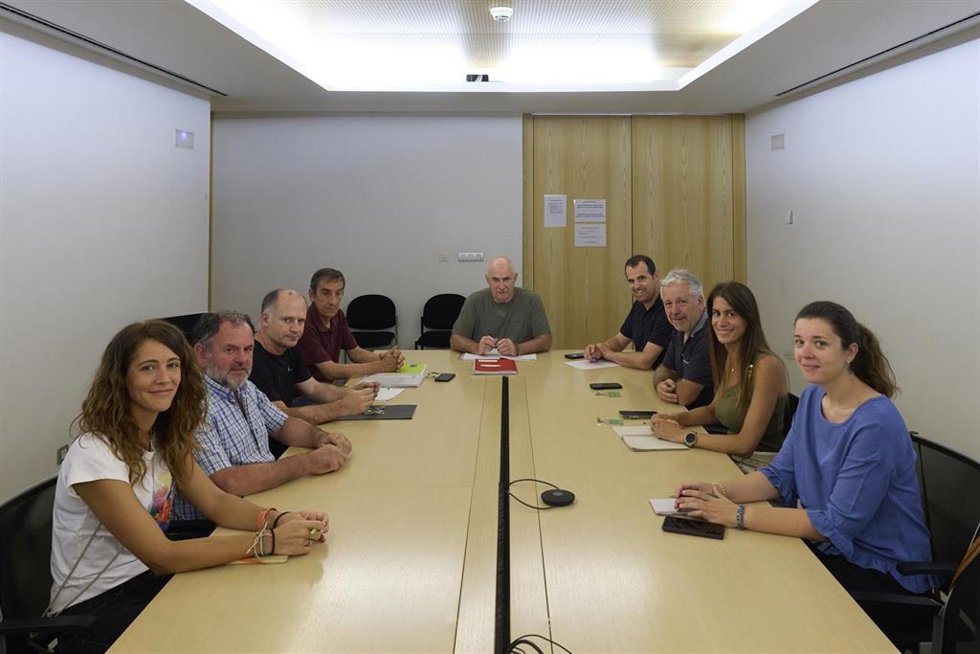 El consejero Aierdi y los directores generales Gil y Goñi junto a representantes de las organizaciones agrarias.
