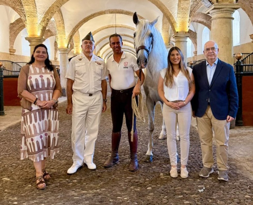 Investigadores participantes junto a un semental de Pura Raza Española en las Caballerizas Reales de Córdoba