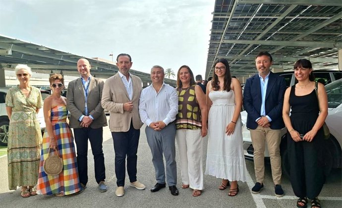 Autoridades en el nuevo aparcamiento fotovoltaico del Hospital de Inca