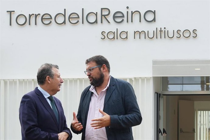 Archivo - El presidente de la Diputación, Javier Fernández (i) y el alcalde de Guillena, Lorenzo Medina (d), visitan la nueva sala multifuncional en Torre de la Reina, construida con fondos del Plan Contigo, en foto de archivo