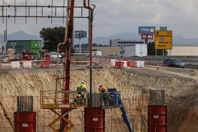 Archivo - Obras de emergencia para la reconstrucción de los puentes de la A-7 sobre el barranco del Poyo, a 30 de abril de 2025, en Quart de Poblet, Valencia, Comunidad Valenciana (España). Estos puentes fueron dañados tras la Dana del 29 de octubre en Va
