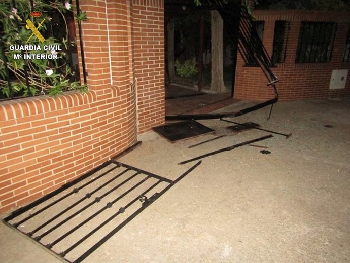 Desperfectos tras un robo en una zona de chalés de Tomelloso.