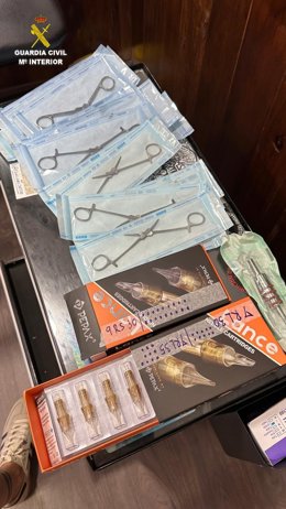 Material ilegal de 'piercings' y tatuajes incautado