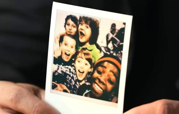 El elenco de Stranger Things recuerda momentos del rodaje en un vídeo homenaje por el décimo aniversario de la serie